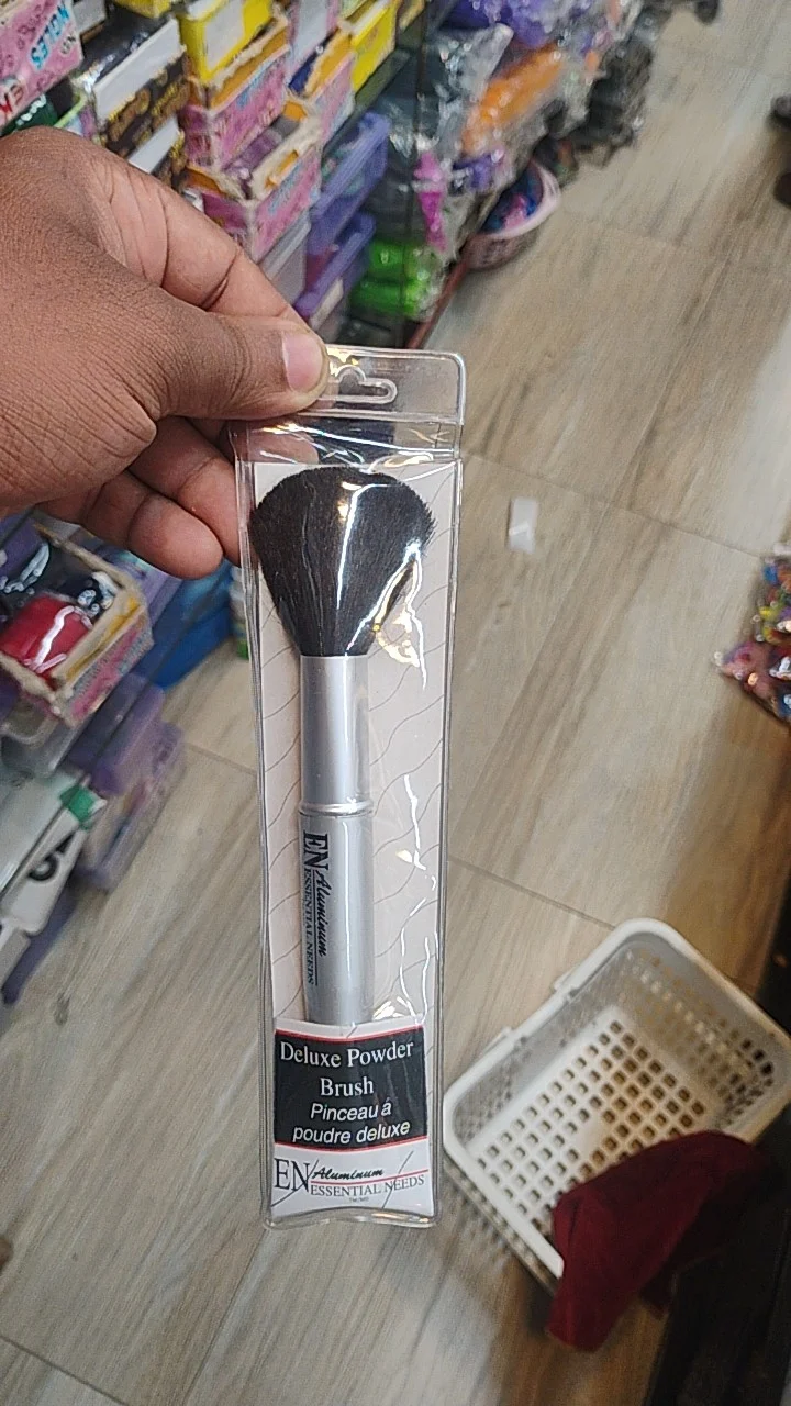 DELUXE POWDER BRUSH